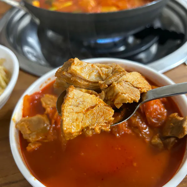 생생정보 기다려야 제맛 통고기 김치찌개