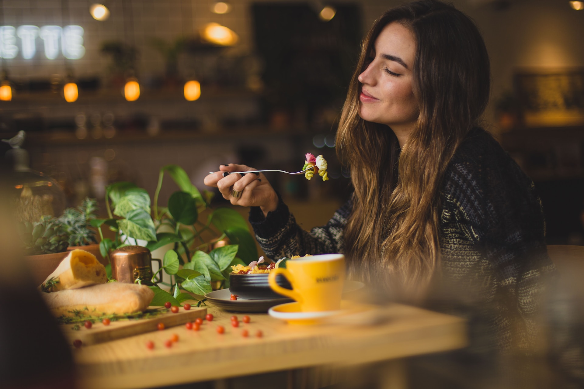 The Power of Mindful Eating: Developing a Healthy Relationship with Food