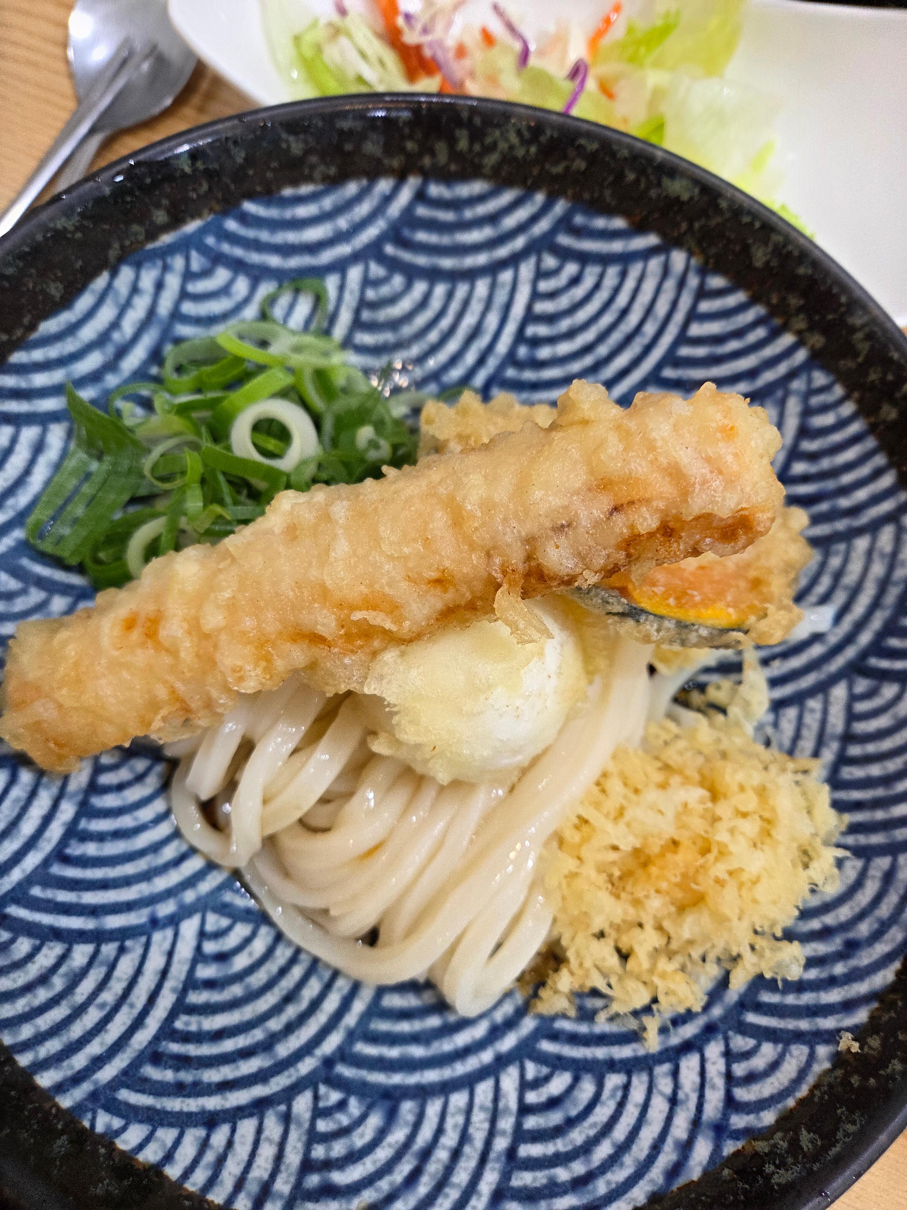 파란 무늬 그릇에 담긴 새우튀김과 단단한 면발이 어우러진 붓카케 우동