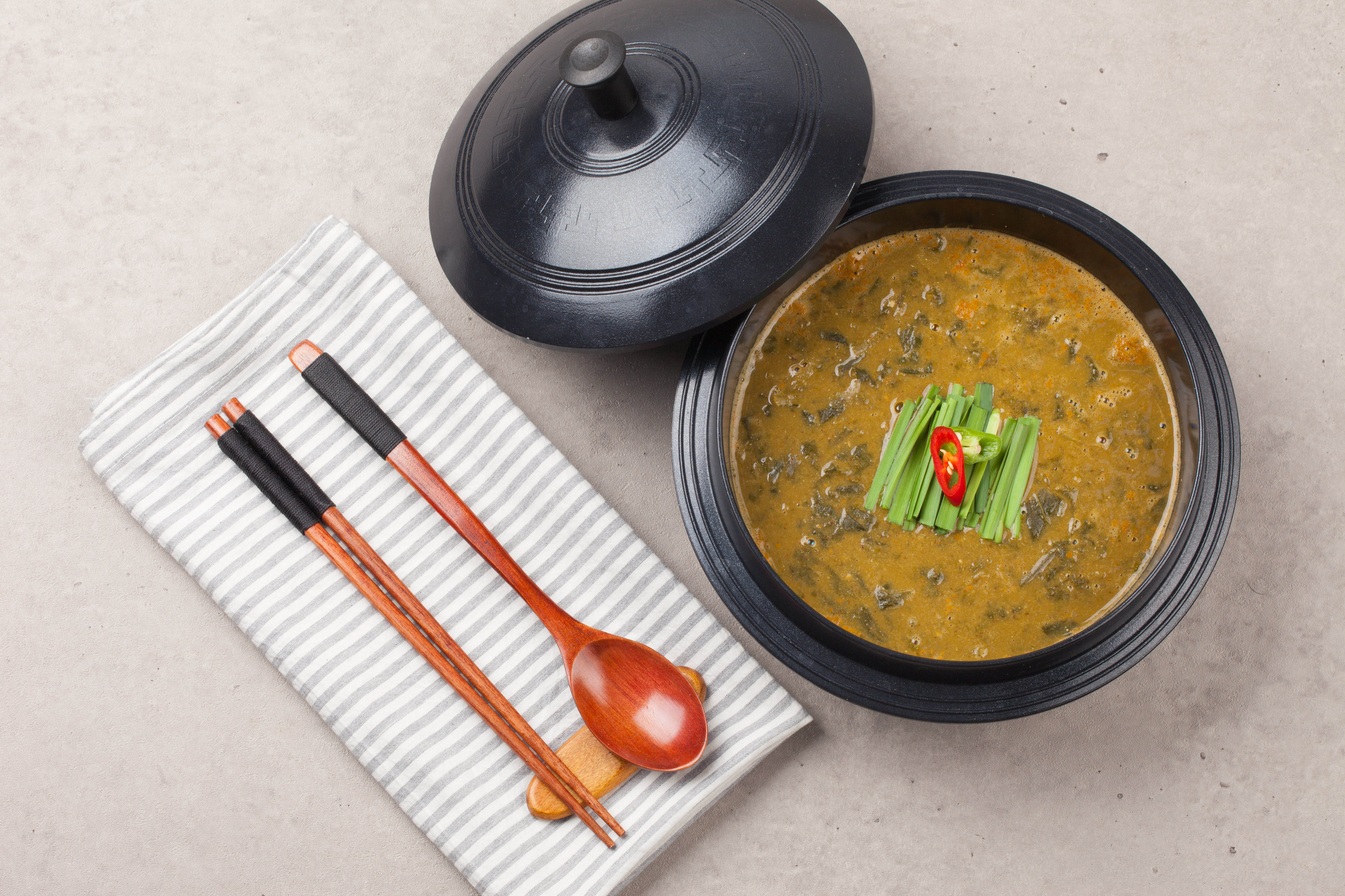 미꾸라지를 넣고 끓인 추어탕과 숟가락&#44; 젓가락 사진 - 소음인(少陰人)에게 맞는 음식