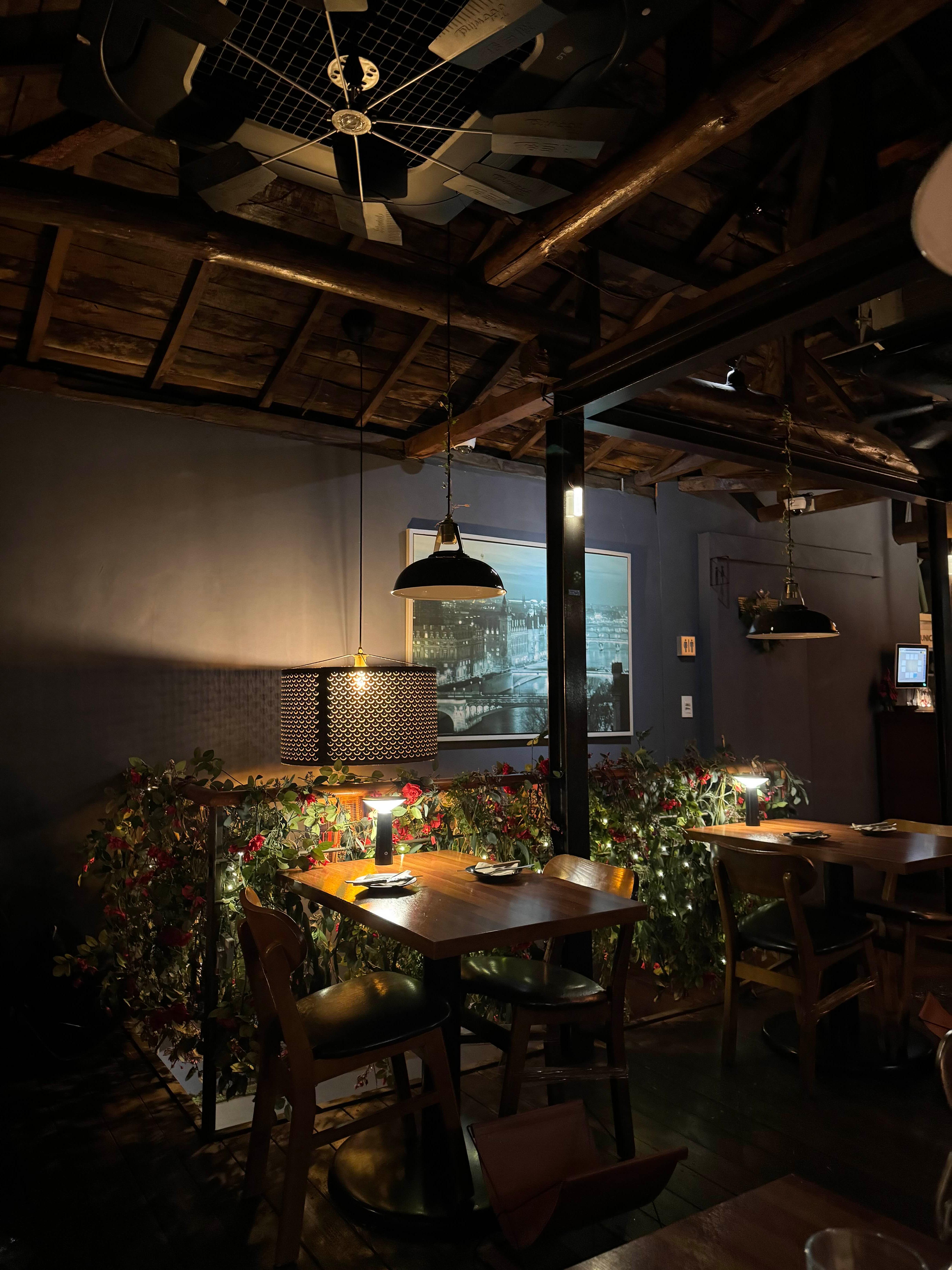 연말 분위기로 한 껏 꾸민 이층양옥 내부