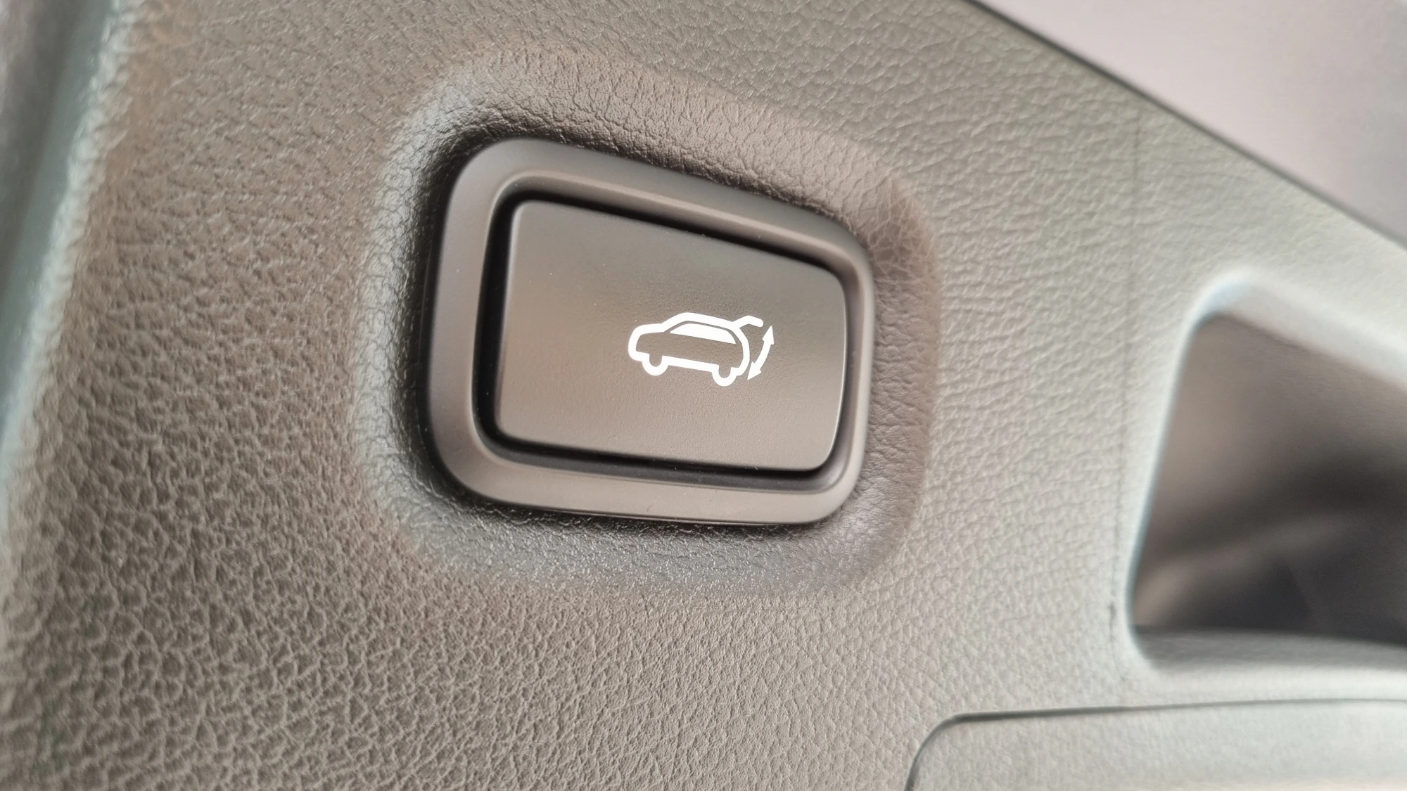 테일게이트 닫힘 버튼