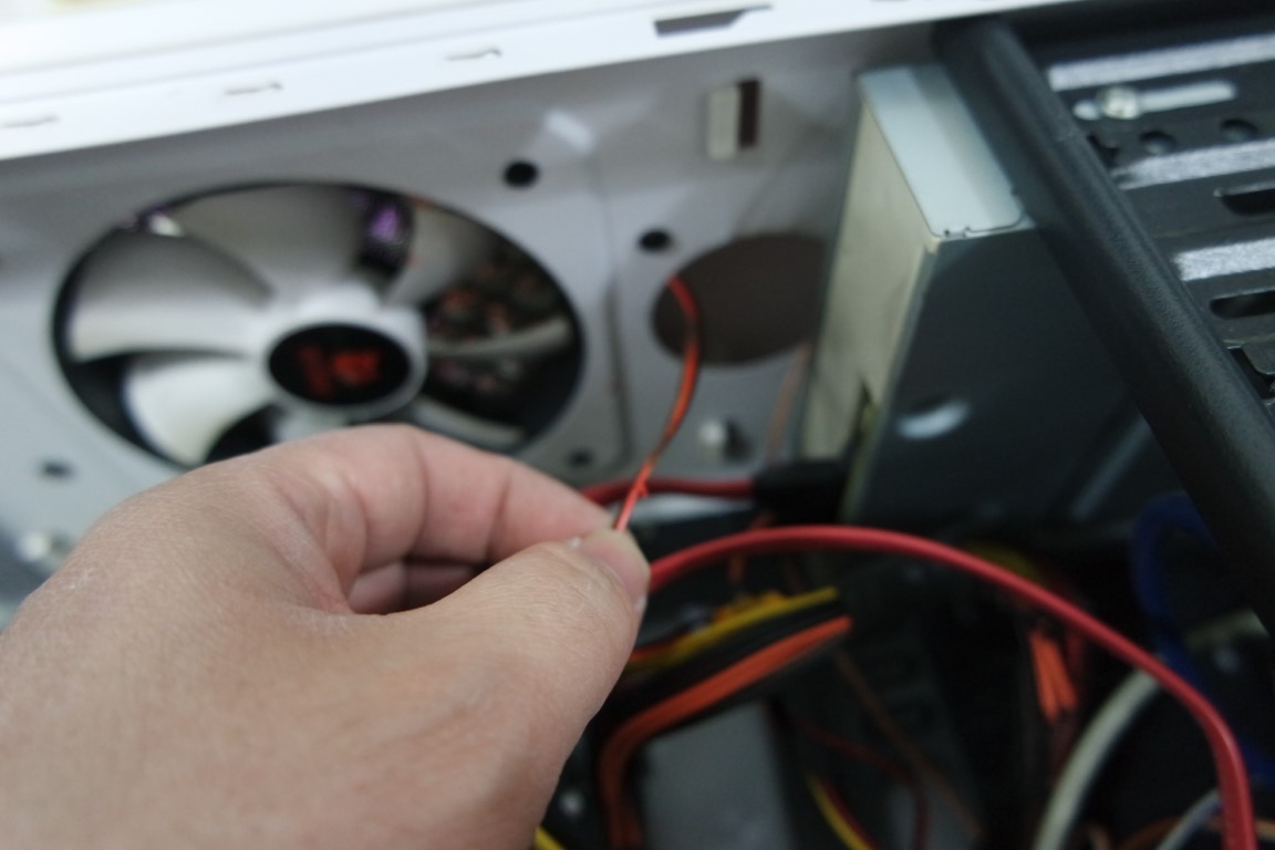 상단팬의 전선도 녹아내린 흔적이 보이네요.