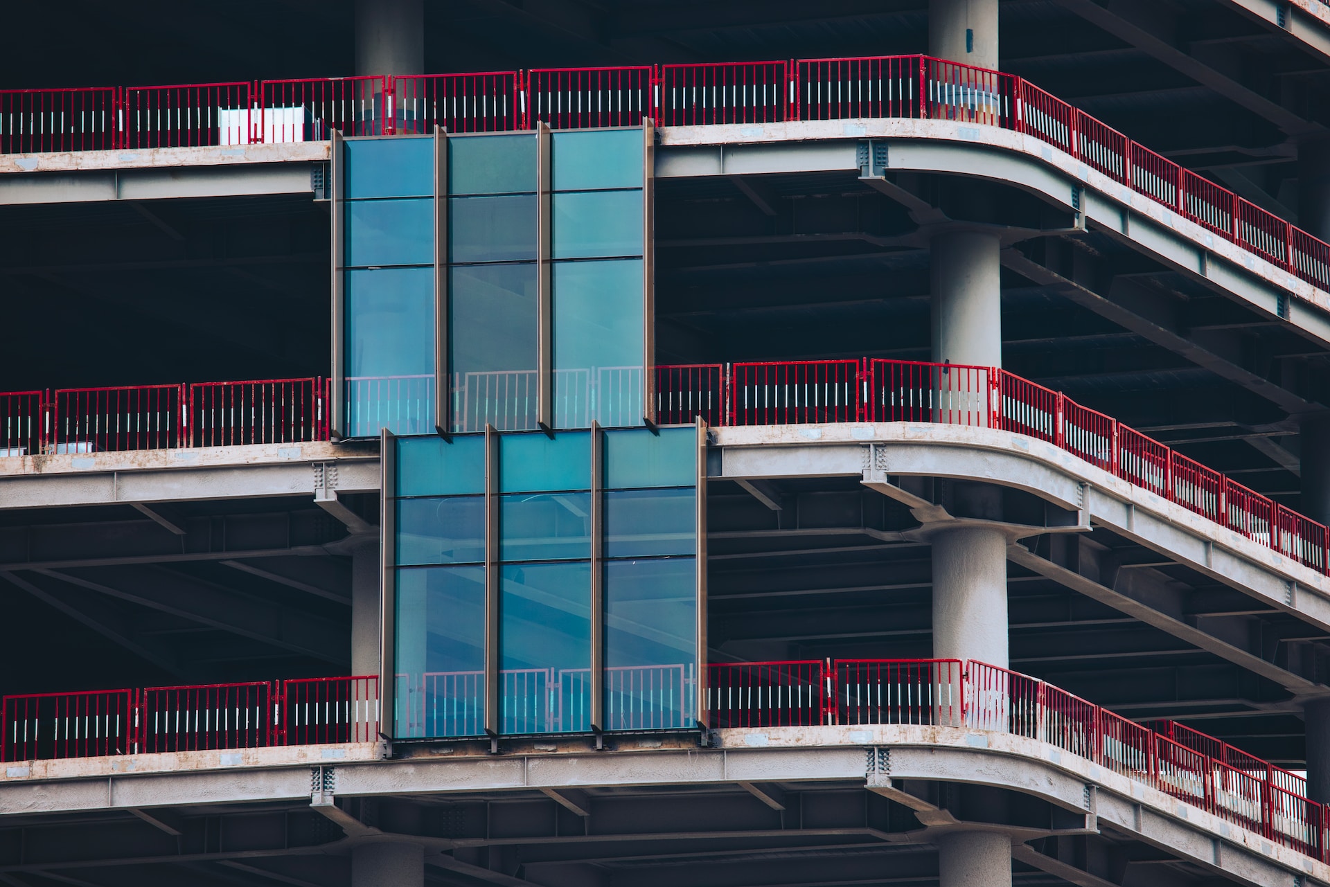 우리 개인의 노력만으로는 탄소중립을 달성하기 어렵습니다. 따라서 정부와 기업, 사회단체의 지원이 필요합니다.