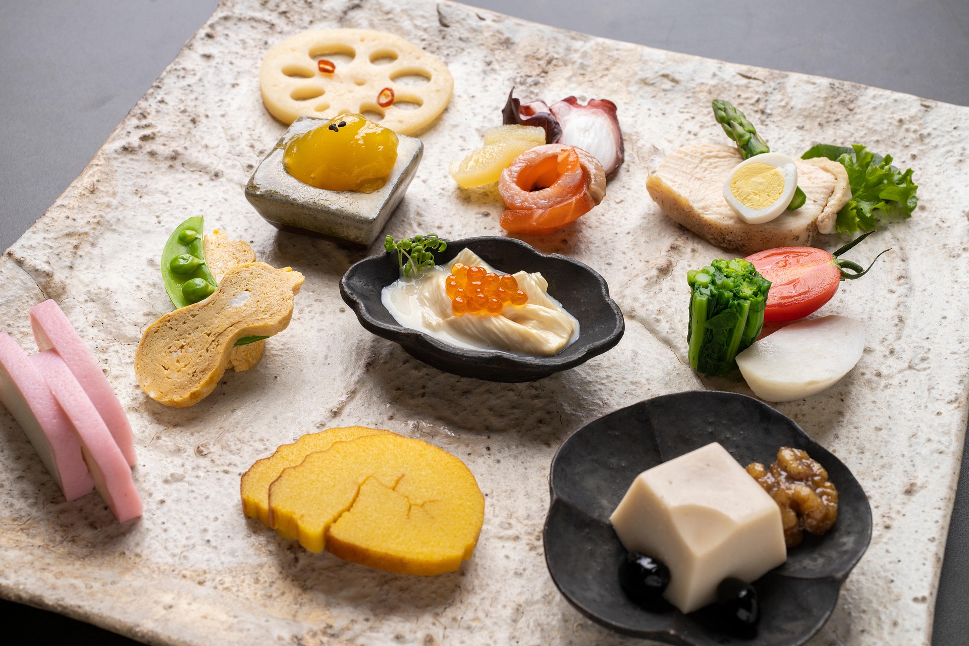 일본 그릇에 조금씩 담겨 나오는 반찬음식들