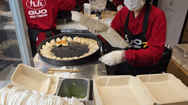 포장용기에 담기는 동파육 만두