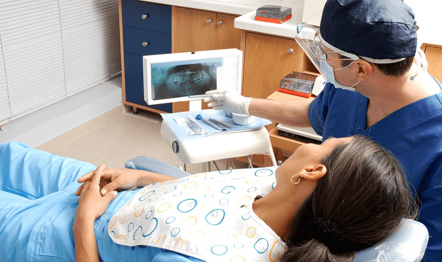 편도결석 제거법으로 의사와 이약기를 나누고 있다