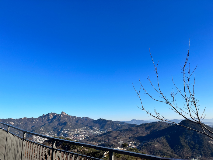 정상에서 바라본 북한산 모습