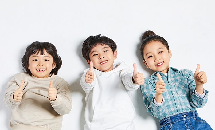 아이셋 웃고있는 사진