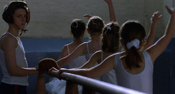 빌리가 체육관에서 발레 수업을 하는 아이들을 바라보며 갈등하는 사진