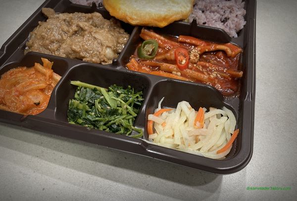 GS25 편의점 혜자로운 집밥 오징어불고기 도시락 2022년 3월 반찬 구성(감자 볶음,참나물 무침,볶음 김치)