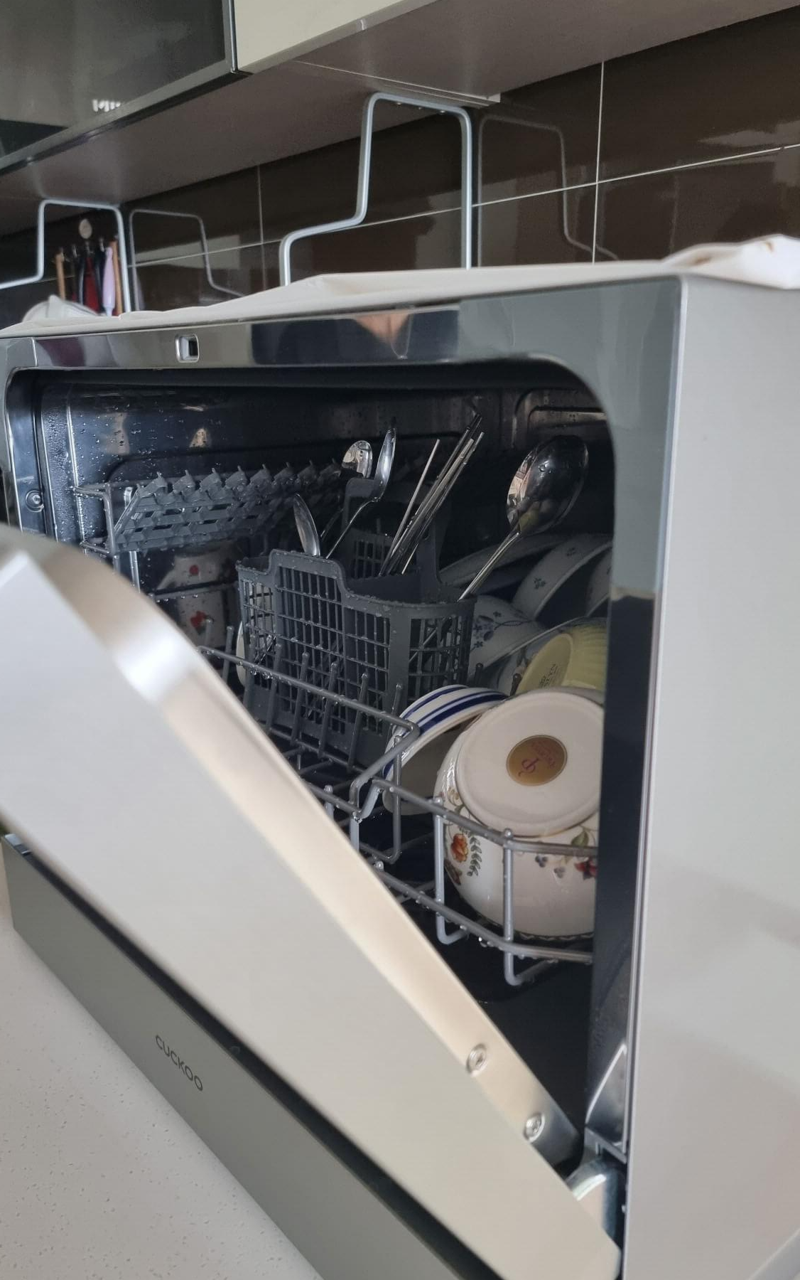 식기세척기 사용 후 열어보고 있음