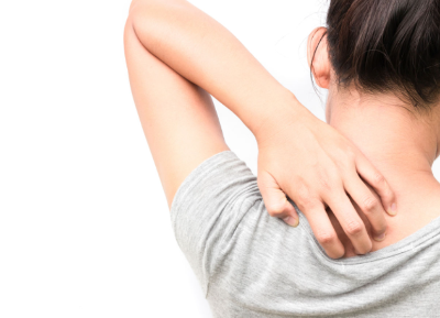 등을 긁는 여성