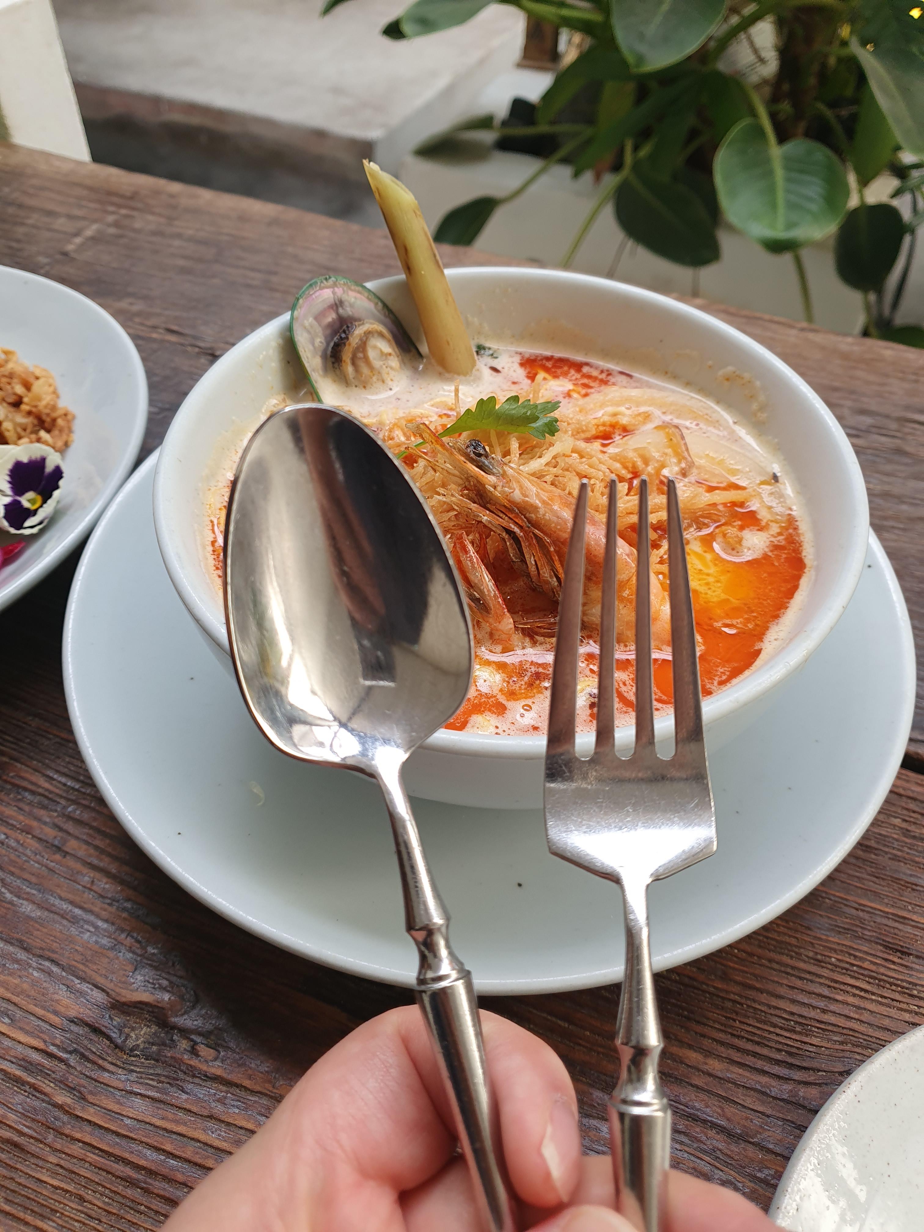 태국 요리전문점 치앙마이 방콕 스푼과 나이프 보기엔 이쁜데.. 너무 얇고 둥근 스타일이기에 사용성이 떨어짐.