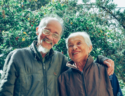 행복한 웃음을 짓는 노부부