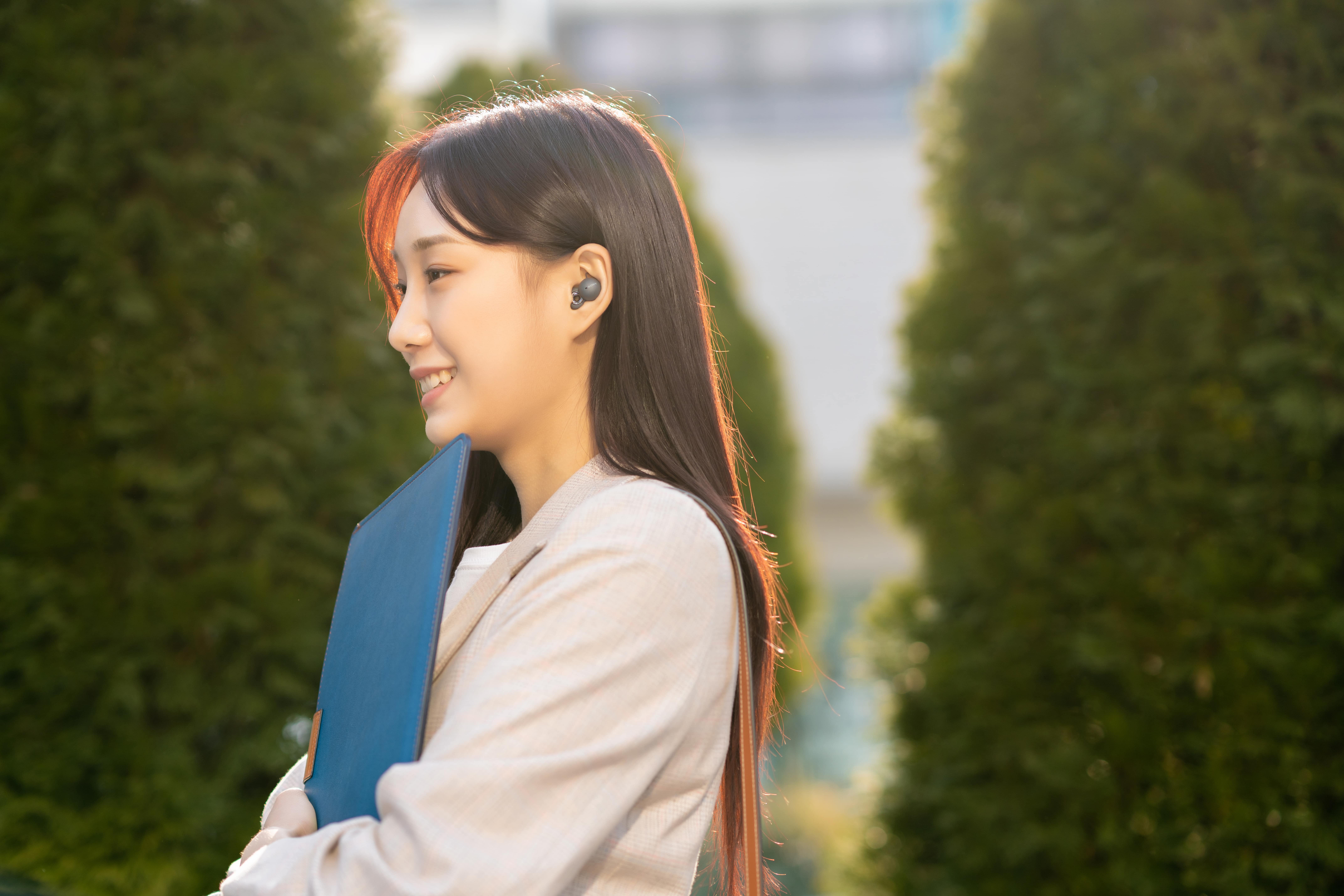 LinkBuds로 선명한 사운드를 경험하는 모습