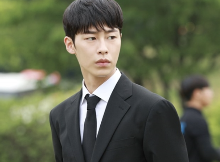 이재욱 슈트