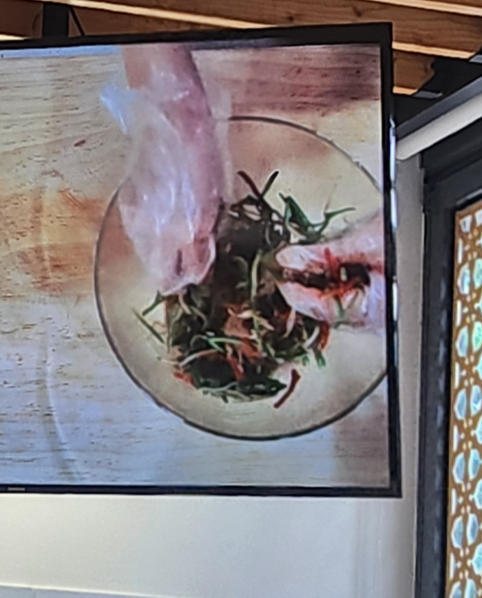 볶은 채소와 간장과 양념을 넣고 볶은 당면을 골고루 섞어주는 장면