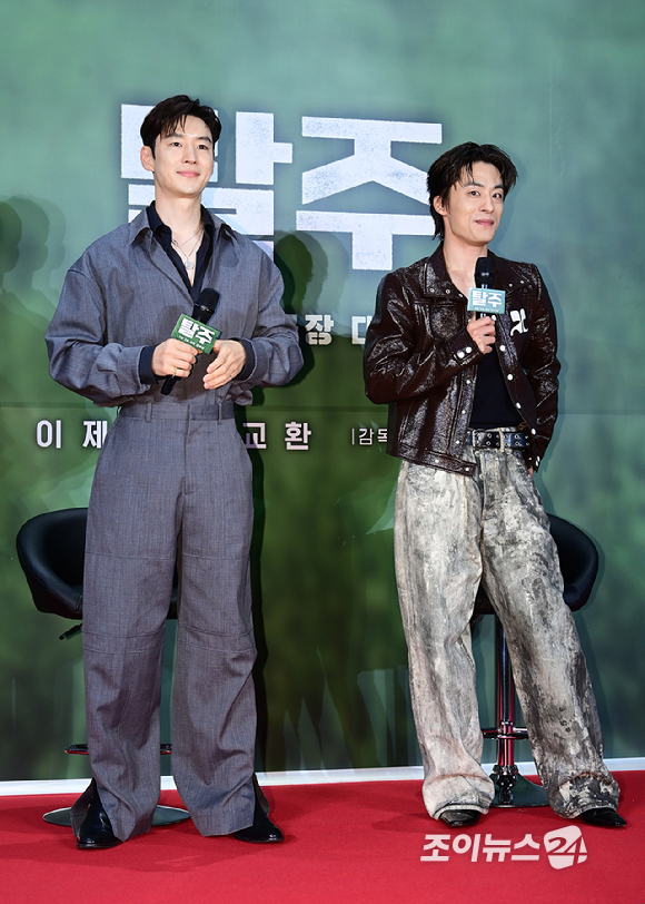 배우 이제훈과 구교환이 4일 서울 강남구 삼성동 메가박스 코엑스에서 열린 영화 '탈주'(감독 이종필) 쇼케이스에 참석하고 있다. [사진=정소희 기자]