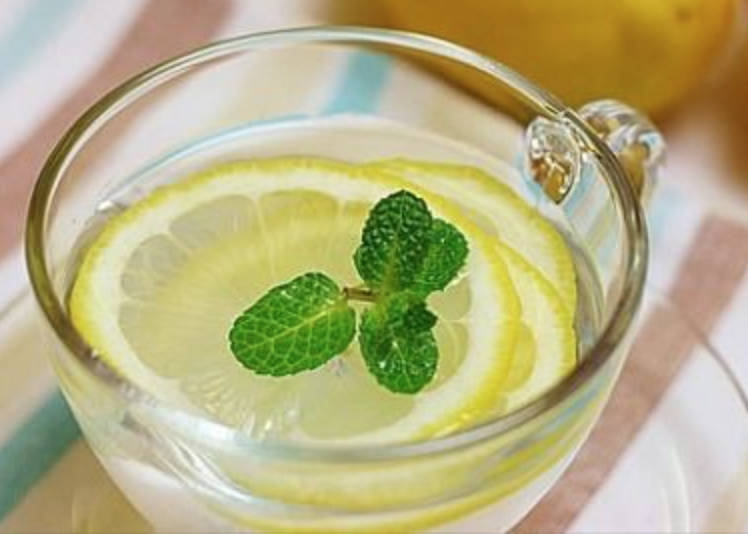 레몬차에-레몬과-민트가-들어-있는-사진