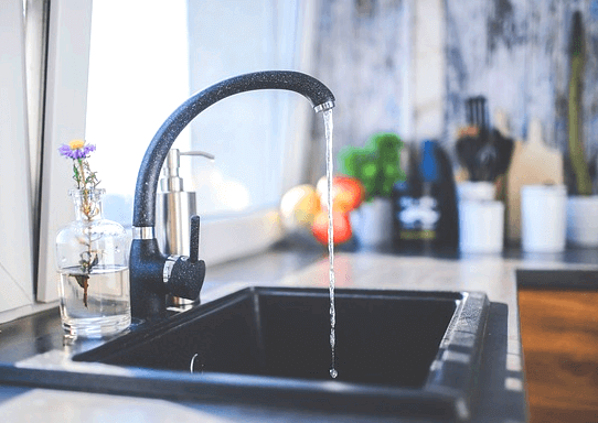 싱크대 수도에서 물이 줄줄 쏟아진다. 주변엔 식기 용품들이 진열됐다.