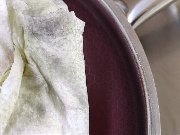 검게-묻어나온-연마제