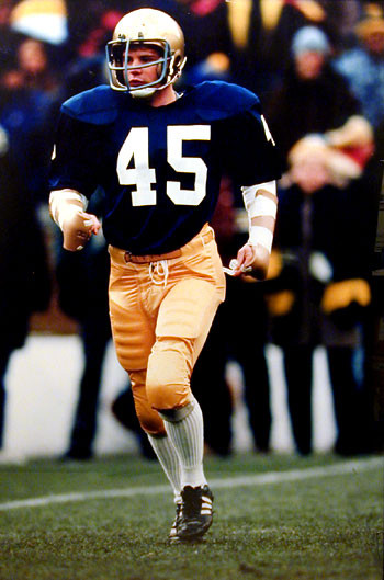 미식 축구복을 입고 있는 루디