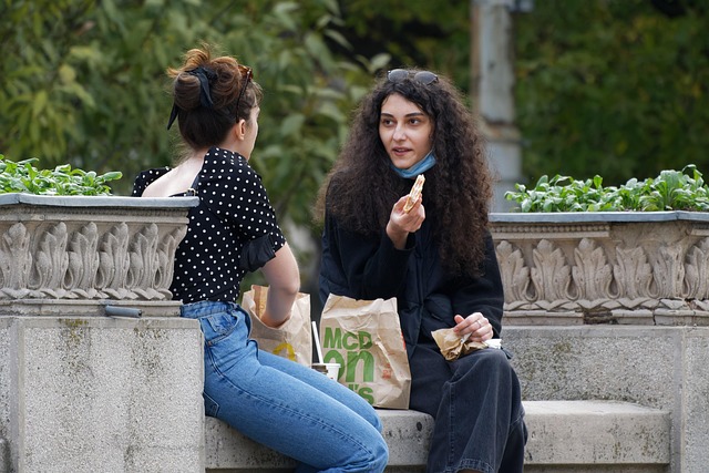 혼밥 vs. 함께 먹기 ( 직장인의 선택 심리 )