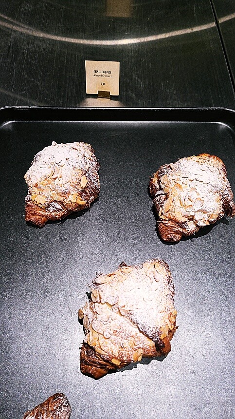 코스모40-베이커리-아몬드-크로와상