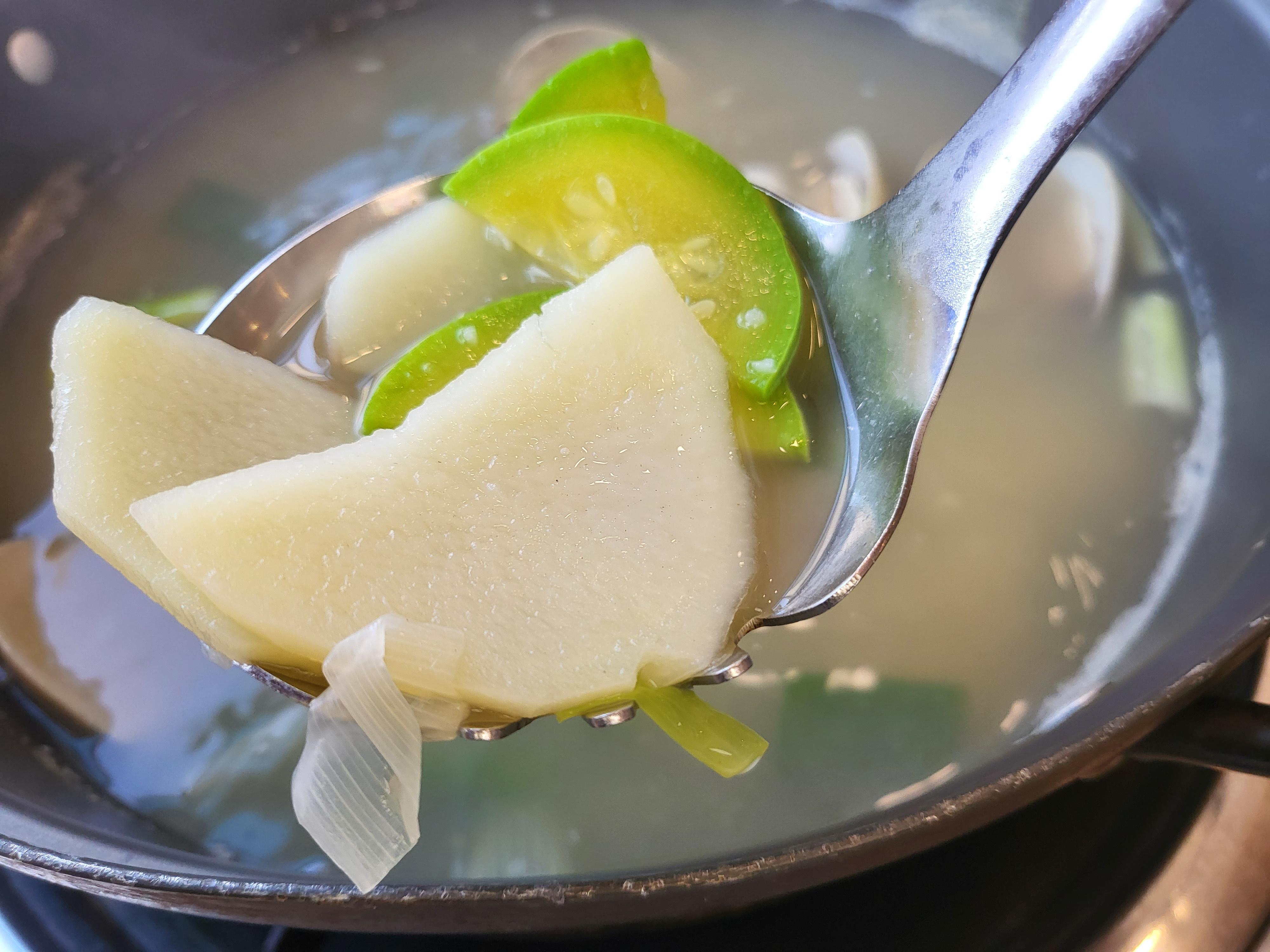 고래 해물 칼국수 - 내용물