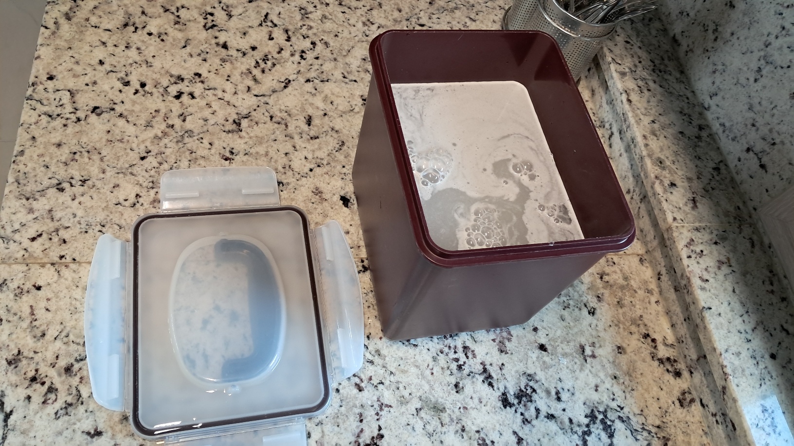 냄새나는-김치통-쌀뜨물-넣어놓기