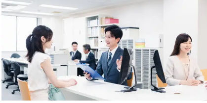 은행에서 상담하는 사진