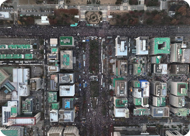 6. 지난해 12월 7일 오후 서울 여의도 국회 앞에서 열린 '내란죄 윤석열 퇴진! 국민주권 실현! 사회대개혁! 범국민촛불대행진'에 수많은 시민이 모여 도로를 가득 메우고 있다.[사진=연합뉴스]