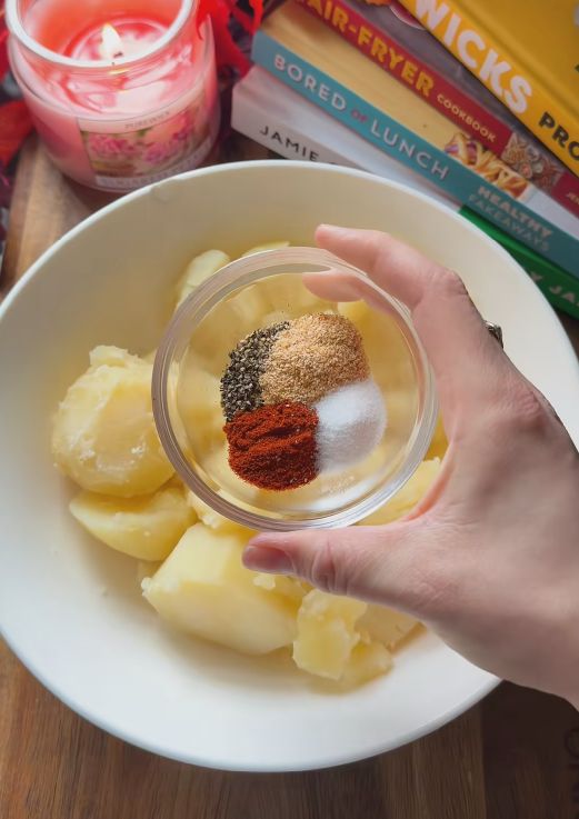 으깬 감자에 하얀 옥수수 전분과 붉은 파프리카 가루를 섞는 모습