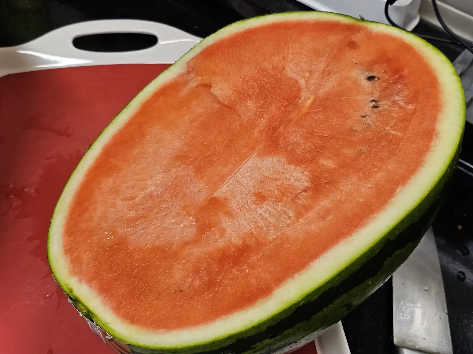 수박은 긴쪽으로 절단하는 모습