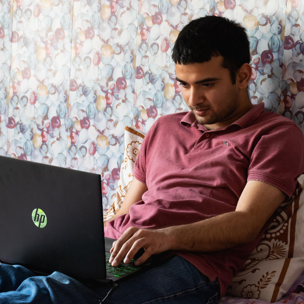 세 번째는 긱이코노미(Gig economy)입니다.

이 단어는 긱과 이코노미의 합성어예요.

긱은 임시로 하는 일 또는

임시로 일하는 직장을 의미하고요.

이코노미는 경제, 경기를 뜻합니다.



코로나를 겪으면서 많은

분들이 직장을 잃었죠.

그만큼 회사도 상황에 따라

필요한 직원을 채우지 못해

임시직을 고용해야 하고



일반 시민들도 자신이 무조건적으로

안정적인 고용 상태를 유지할

수 없다는 판단을 했습니다.

또한 고용이 유지된 분들이라고

하더라도 근무 시간이 줄면서

예전과 다른 급여로 부족함을 느꼈죠.



이처럼 전체적으로 임시직 고용

경향이 높아진 경제 상황을

가리켜서 긱이코노미라고 합니다.

그러면서 최근 여러 부업들이 발달되고 있죠.