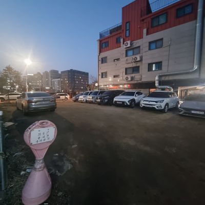 용성통닭-주차장