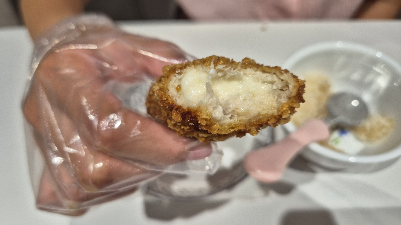 속이 꽉찬 치즈덩어리가 맛스럽게 보인다