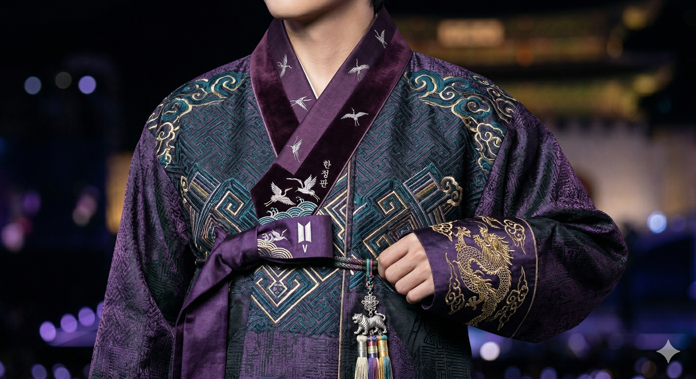 방탄소년단 뷔가 광화문 공연에서 입은 보라색 비단 개량 한복의 상세 자수 모습