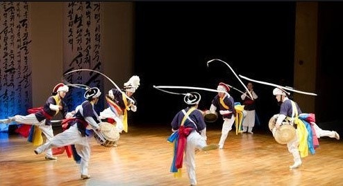 사물놀이 풍물놀이패와 비보이의 퓨전 공연모습