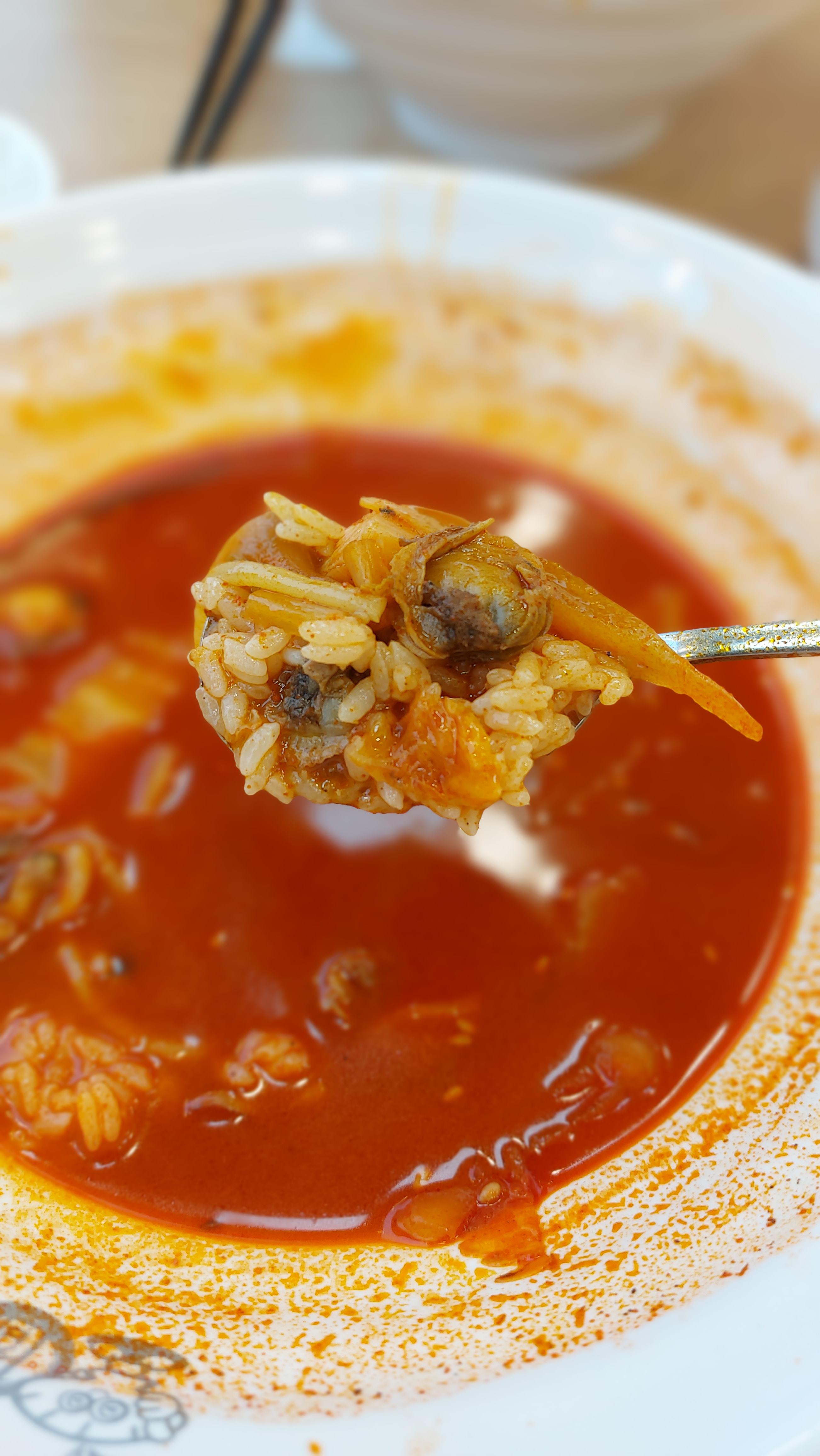 아내의 짬뽕밥에 밥을 조금 뺏어 먹었어요