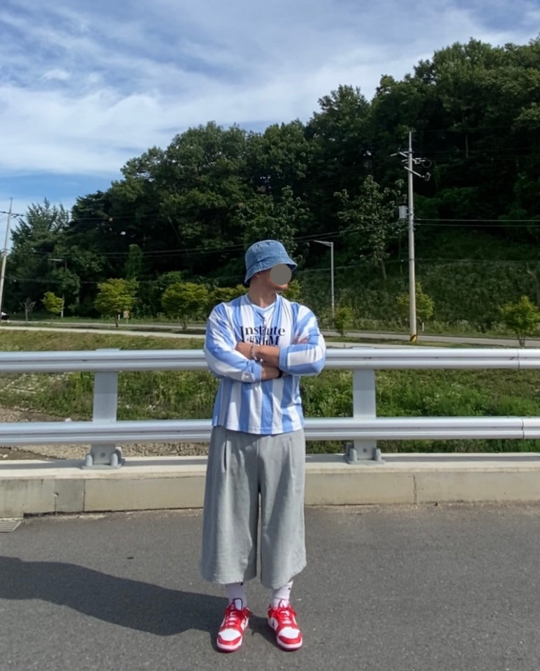 데일리룩('26. 7. 11.)루오에스펙 데님버킷햇 벙거지, 필루미네이트 아르헨티나 스트라이프티셔츠, 무신사스탠다드 버뮤다팬츠, 나이키 양말, 나이키 덩크로우 레트로 유니버시티레드