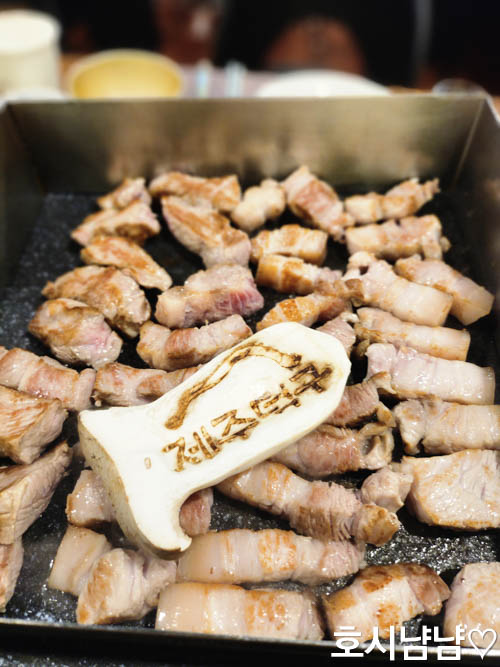 제주덕구 불판 – 제주 돼지고기와 제주덕구 로고가 새겨진 버섯