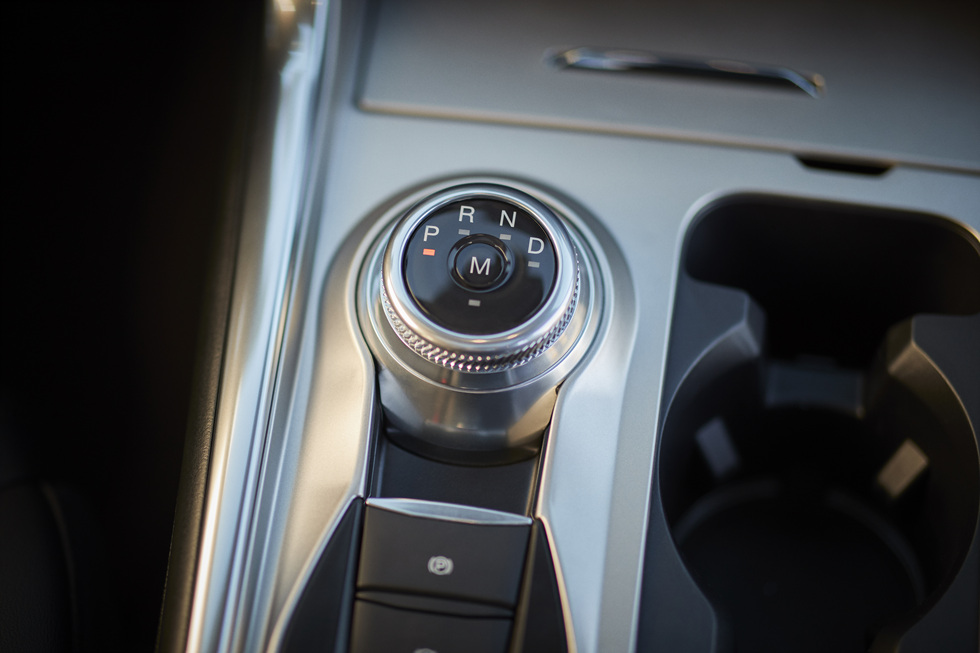 2023년형 포드 익스플로러 실내 1열 기어레버 사진