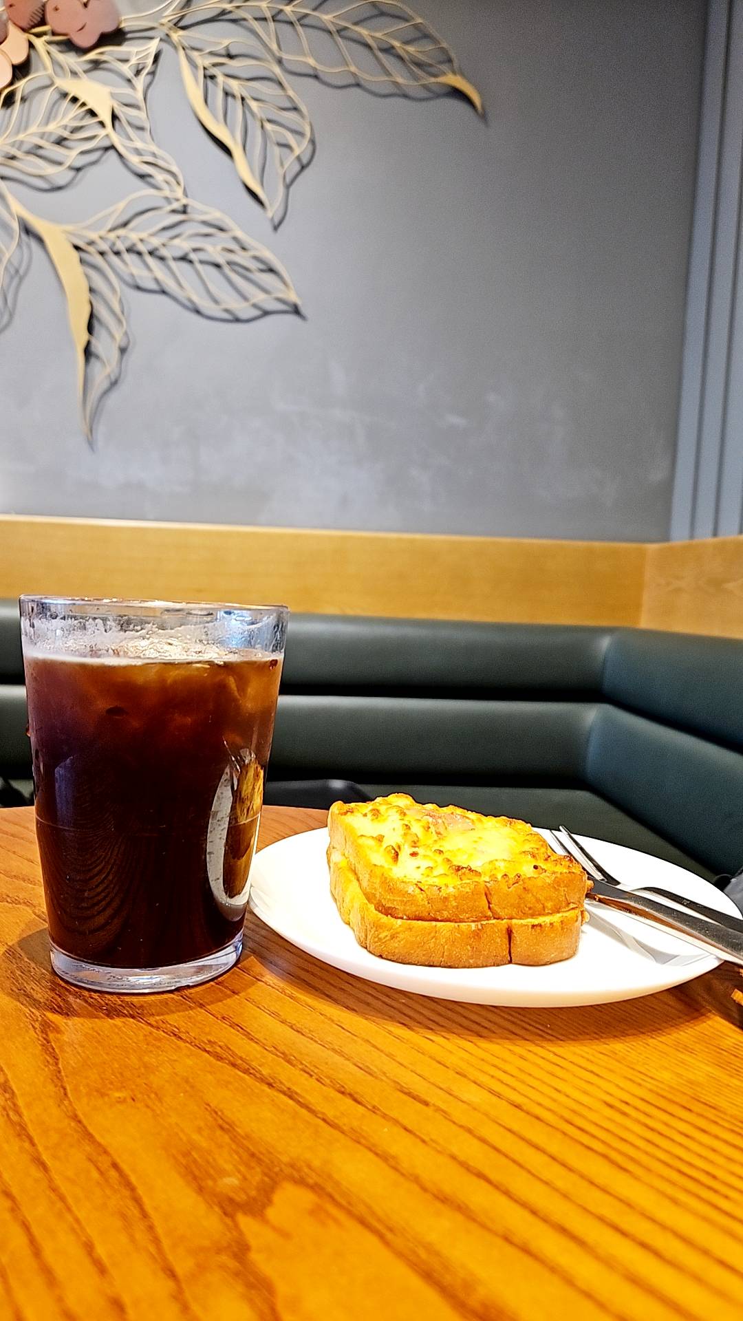 스타벅스-매장-테이블-위에-아메리카노-1잔과-베이커리-샌드위치