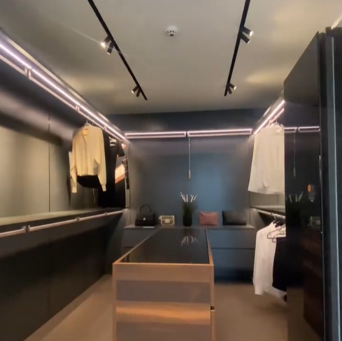 등의 위치와 가구 구조가 럭셔리한 드레스룸, 스타일러까지 위치하고 있다.