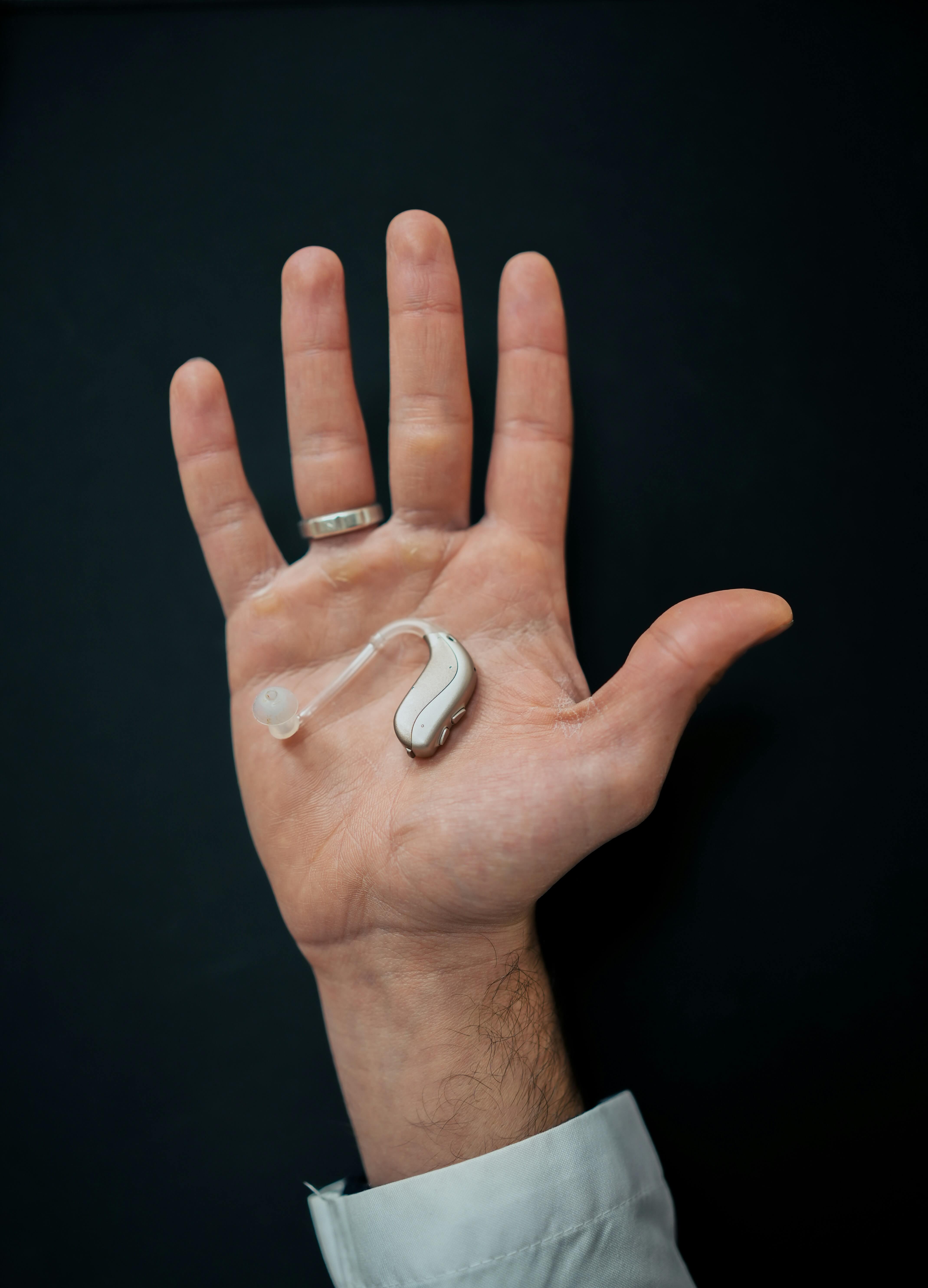 손바닥 위에 올려진 보청기 단품
