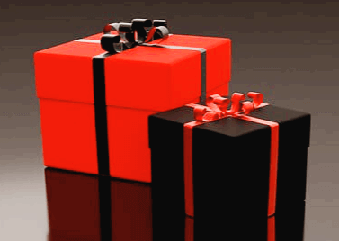 커다란 다홍색 선물상자와 검정색 선물상자 2개가 나란히 있는 모습이다.