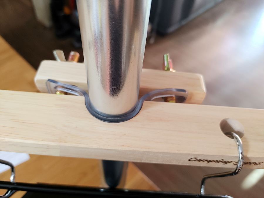 캠핑무드 랜턴걸이. 내가 갖고 있는 폴보다 약간의 여유를 두고 사이즈를 선택하는 게 좋다. 위와 같이 홈에 넣을 수 있는 우레탄(?)이 몇개 제공되기 때문이다.