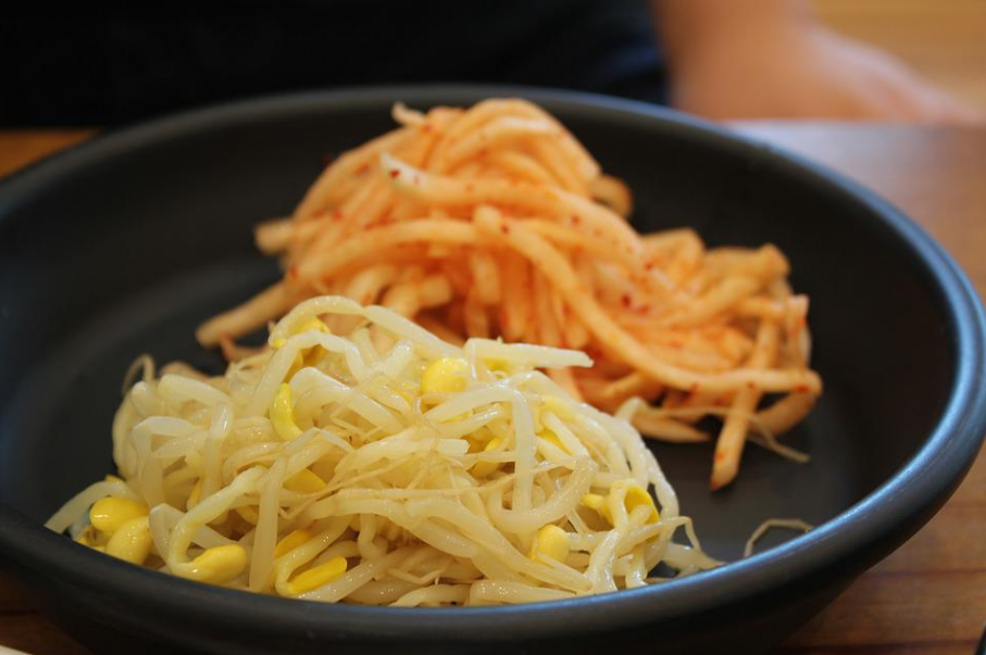 콩나물 무침이 장독대 질감의 그릇에 담겨져 있습니다.